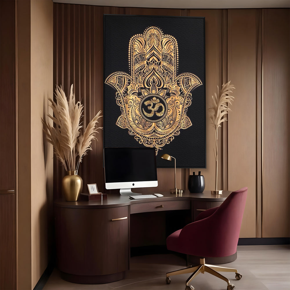 Tablou canvas cu illustratie digitala hamsa aurie, in rama de aluminiu negru, pe perete intr-un birou